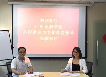 说明: D:\0谈球吧\实践教学及实习基地建设\2019谈球吧举行实习基地签约授牌仪式\黄经理签约.jpg